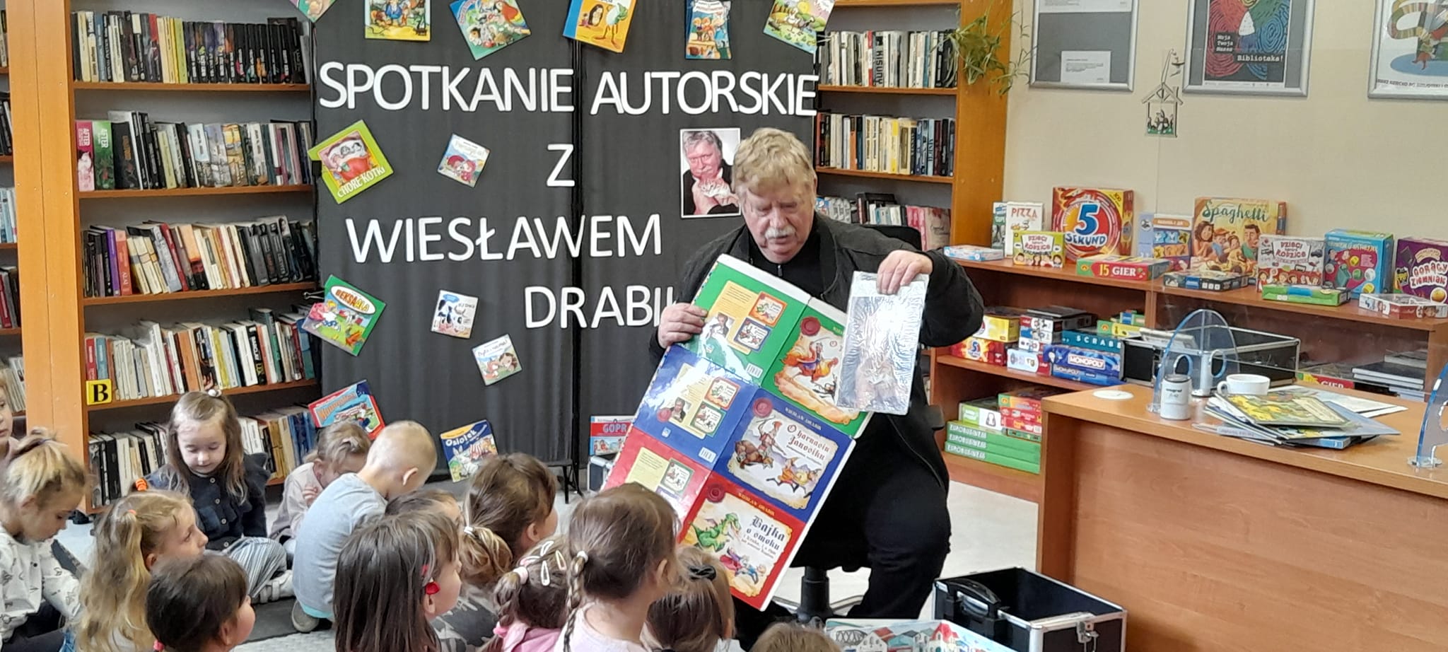 Wiesław Drabik w bibliotece